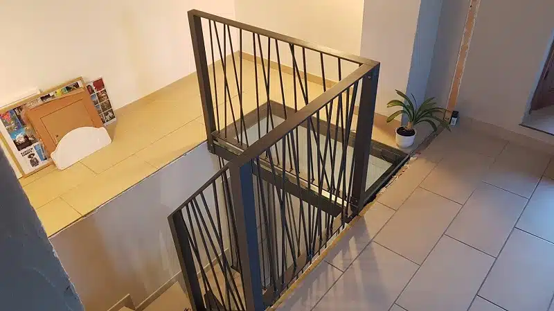 Comment trouver et installer un garde-corps ancien en fer forgé pour votre escalier