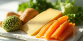Aliments riches en vitamine K2 comme fromages et légumes verts