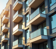 Façade d'un immeuble moderne avec balcons et fenêtres pour la loi immobilière