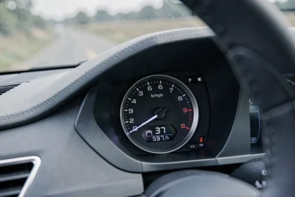 Tableau de bord de voiture avec le compteur de vitesse indiquant 37 mph et 59 km/h simultanément