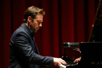 Pianiste français célèbre en concert sur scène avec un piano à queue Steinway