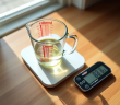 Verre mesure de cuisine rempli à 200 ml avec balance numérique