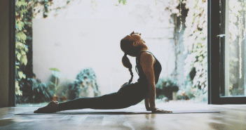 5 postures de yoga à faire le matin pour bien se réveiller